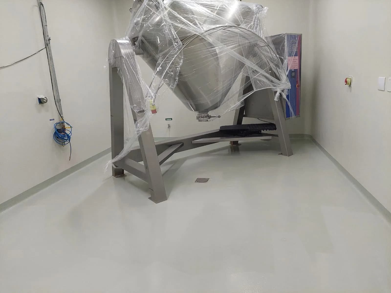 Sala farmacêutica, piso epóxi e equipamento