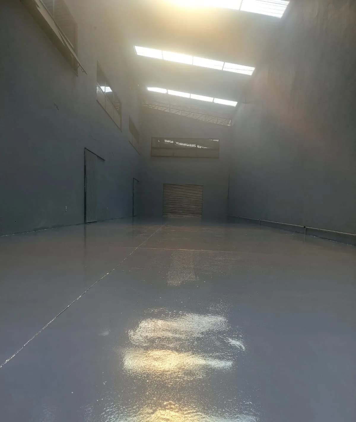 Piso epóxi finalizado, vista geral do galpão