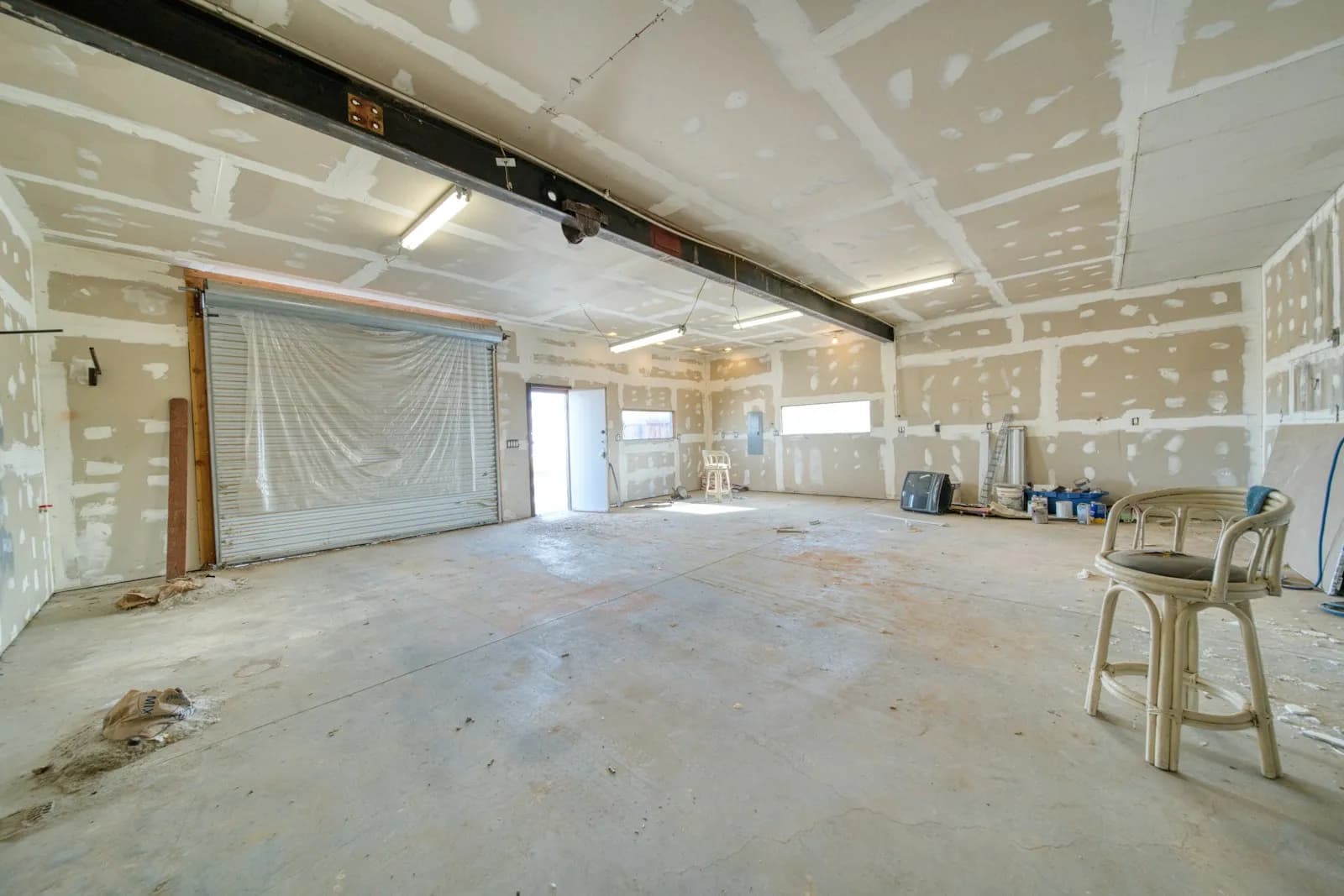 Ambiente interno em reforma com paredes em drywall