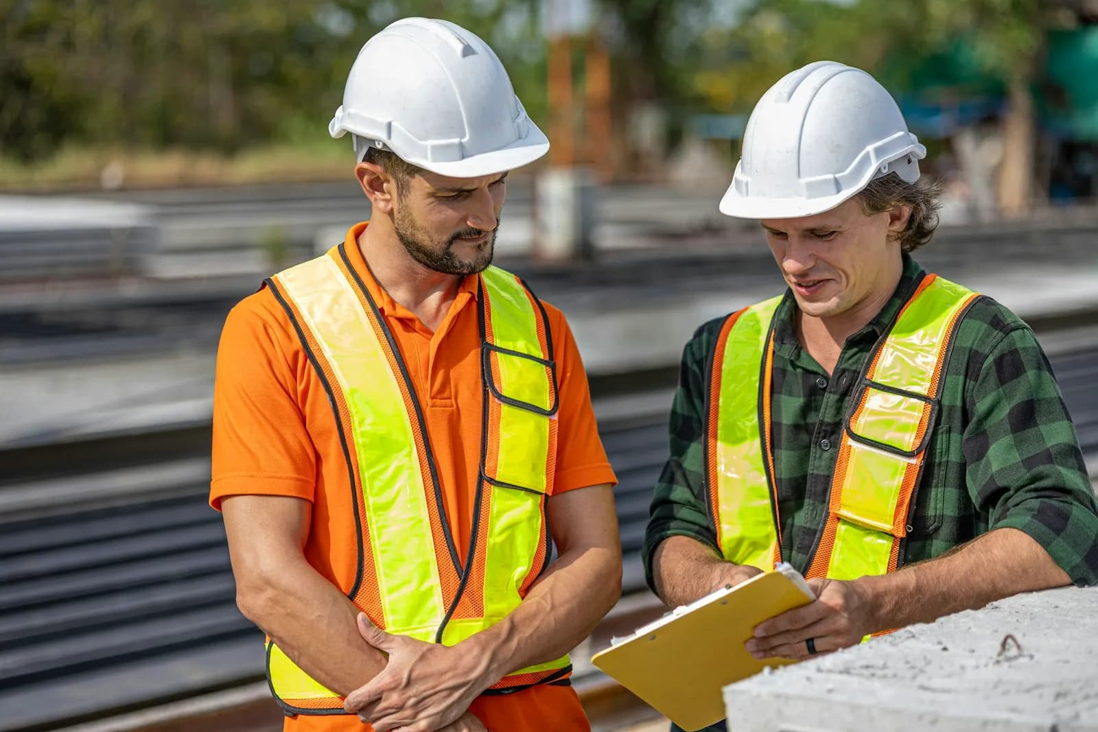 Profissionais conferindo checklist em obra